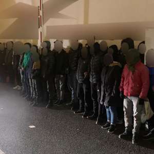 56 de cetățeni străini ascunși în două TIR-uri şi un autocar. Într-un singur TIR, poliţiştii de frontieră au depistat 44 de sirieni.