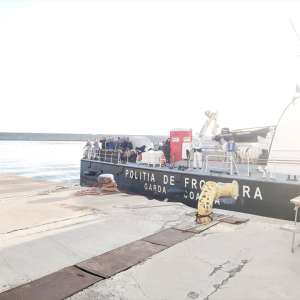 Intervenţie salvatoare a poliţiştilor de frontiera români în Marea Mediterană. 108 persoane salvate şi transbordate pe nava PFR