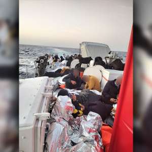 Intervenţie salvatoare a poliţiştilor de frontiera români în Marea Mediterană. 108 persoane salvate şi transbordate pe nava PFR