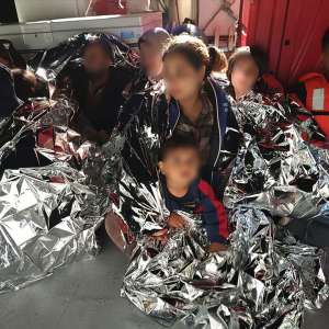 Intervenţie salvatoare a poliţiştilor de frontiera români în Marea Mediterană. 108 persoane salvate şi transbordate pe nava PFR