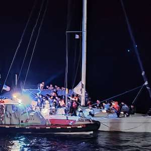 Intervenţie salvatoare a poliţiştilor de frontiera români în Marea Mediterană. 108 persoane salvate şi transbordate pe nava PFR