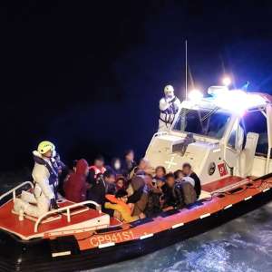 Intervenţie salvatoare a poliţiştilor de frontiera români în Marea Mediterană. 108 persoane salvate şi transbordate pe nava PFR