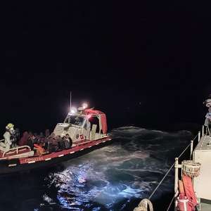 Intervenţie salvatoare a poliţiştilor de frontiera români în Marea Mediterană. 108 persoane salvate şi transbordate pe nava PFR