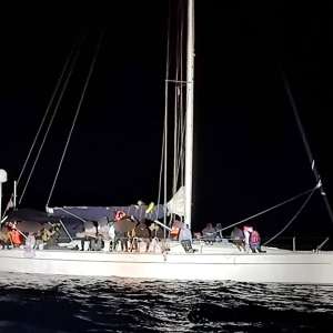 Intervenţie salvatoare a poliţiştilor de frontiera români în Marea Mediterană. 108 persoane salvate şi transbordate pe nava PFR