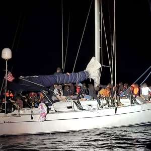 Intervenţie salvatoare a poliţiştilor de frontiera români în Marea Mediterană. 108 persoane salvate şi transbordate pe nava PFR