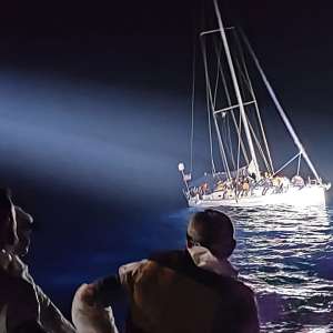 Intervenţie salvatoare a poliţiştilor de frontiera români în Marea Mediterană. 108 persoane salvate şi transbordate pe nava PFR