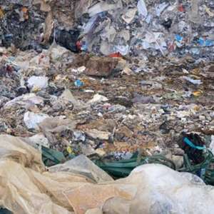 Peste 78  de tone deşeuri din plastic, cauciucuri, textile şi haine uzate,  oprite la intrarea în țară