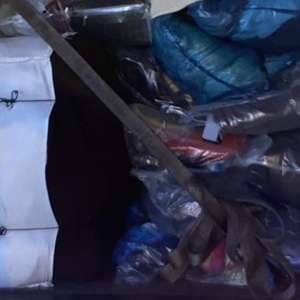 Peste 78  de tone deşeuri din plastic, cauciucuri, textile şi haine uzate,  oprite la intrarea în țară