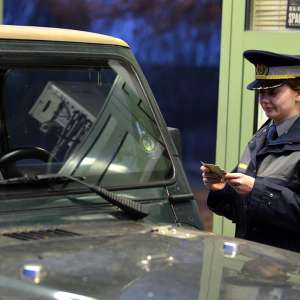 La volanul mașinii, deși avea dreptul de conducere suspendat