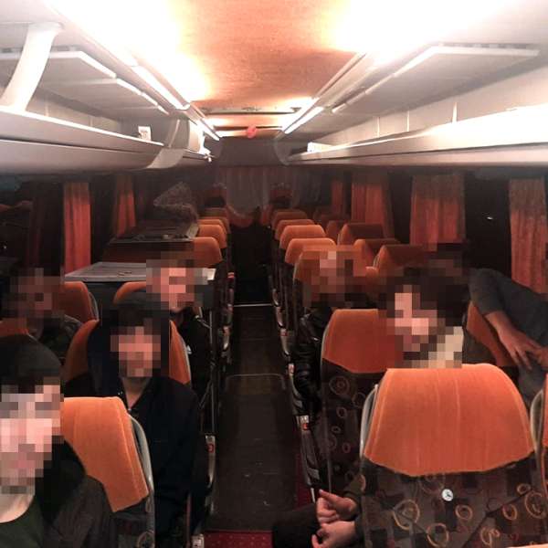 15 cetățeni străini ascunși în locașuri special amenajate ale unor mijloace de transport, depistați la frontiera cu Ungaria
