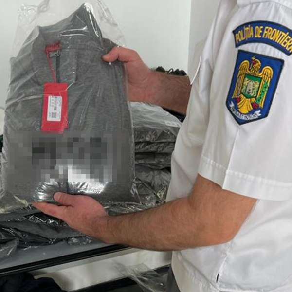 Articole vestimentare contrafăcute în valoare de aproximativ 173.000 lei, descoperite în P.T.F. Giurgiu