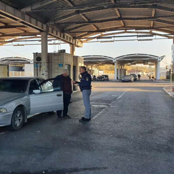 Cetățean R.Moldova descoperit cu documente false in bagajele personale