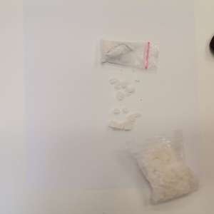 La vederea autospecialei Poliției de Frontieră, doi tineri au devenit agitați și au aruncat, pe jos, 2 pliculețe cu substanțe interzise