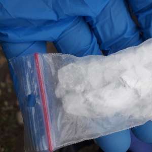 La vederea autospecialei Poliției de Frontieră, doi tineri au devenit agitați și au aruncat, pe jos, 2 pliculețe cu substanțe interzise