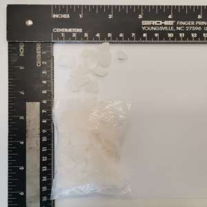 La vederea autospecialei Poliției de Frontieră, doi tineri au devenit agitați și au aruncat, pe jos, 2 pliculețe cu substanțe interzise