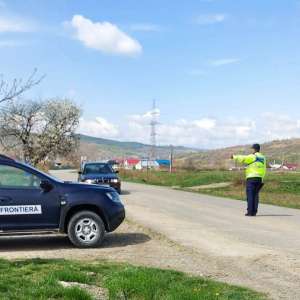 La volanul unui autoturism, în trafic, fără drept