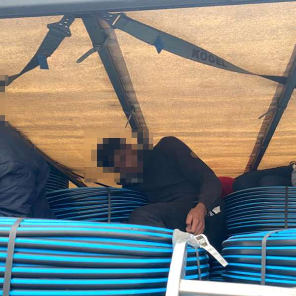 Opt migranți ascunși într-un TIR încărcat cu furtunuri pentru irigații