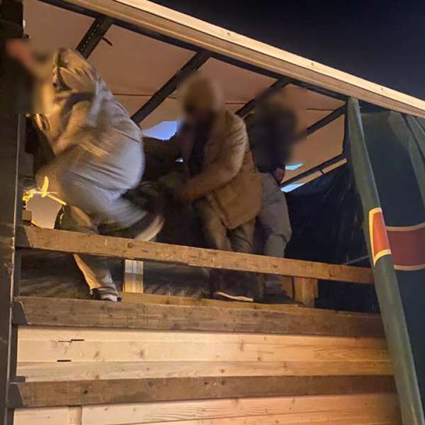 11 cetățeni străini ascunși în două automarfare, depistați la frontiera cu Ungaria