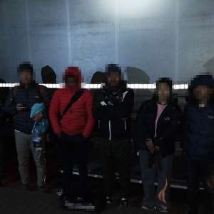 46 de cetățeni străini depistați în două TIR-uri de polițiștii de frontieră arădeni