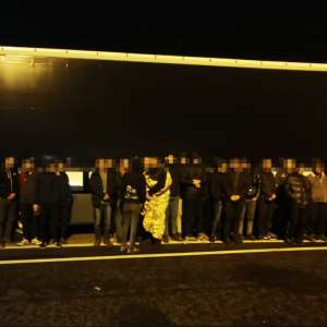46 de cetățeni străini depistați în două TIR-uri de polițiștii de frontieră arădeni