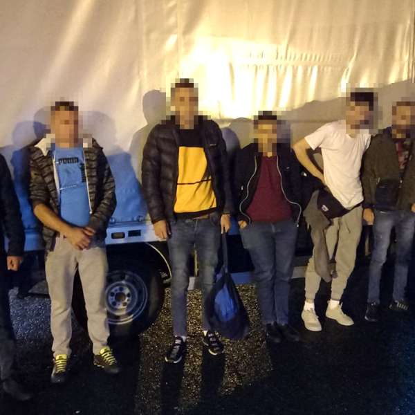 Cinci cetățeni străini ascunși într-o autoutilitară depistați la P.T.F. Nădlac II