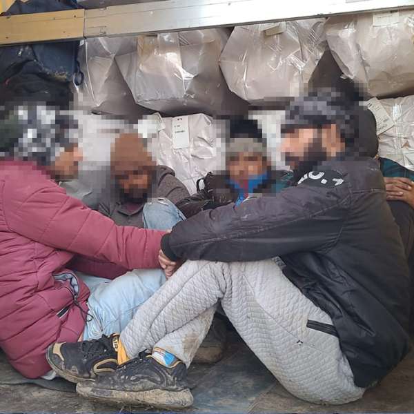 Cetățeni din India şi Afganistan depistați ascunşi în două TIR-uri, la Nădlac II