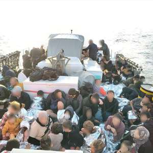 Aproximativ 500 de persoane, salvate din apele Marii Mediterane de poliţiştii de frontieră români