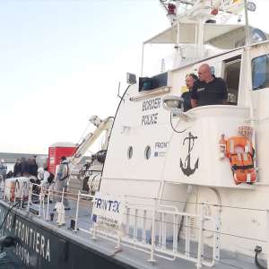 Aproximativ 500 de persoane, salvate din apele Marii Mediterane de poliţiştii de frontieră români