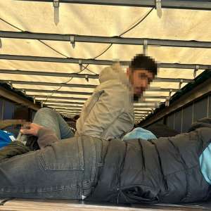 Acțiuni intense în ultimele 24 de ore la granița cu Ungaria. 80 de cetățeni străini depistați ascunși în mijloace de transport