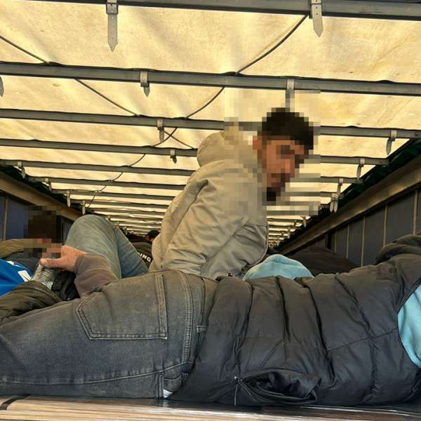 Acțiuni intense în ultimele 24 de ore la granița cu Ungaria. 80 de cetățeni străini depistați ascunși în mijloace de transport