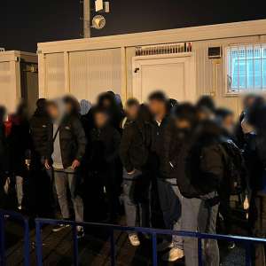 Peste 50 de cetăţeni străini ascunși în două TIR-uri, depistați de polițiștii de frontieră de la Nădlac II