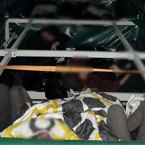 Peste 50 de cetăţeni străini ascunși în două TIR-uri, depistați de polițiștii de frontieră de la Nădlac II