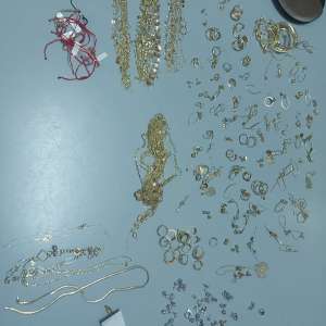 Bijuterii şi bunuri contrafăcute, estimate la o valoare de peste 450.000 lei, descoperite la PTF Giurgiu