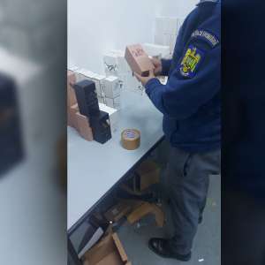 Bijuterii şi bunuri contrafăcute, estimate la o valoare de peste 450.000 lei, descoperite la PTF Giurgiu