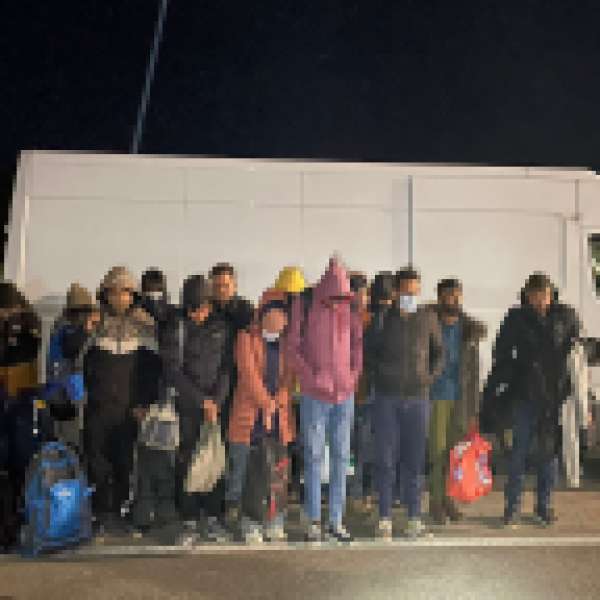 Ascunşi într-un TIR şi un microbuz, 25 de cetăţeni străini intenţionau să treacă ilegal frontiera