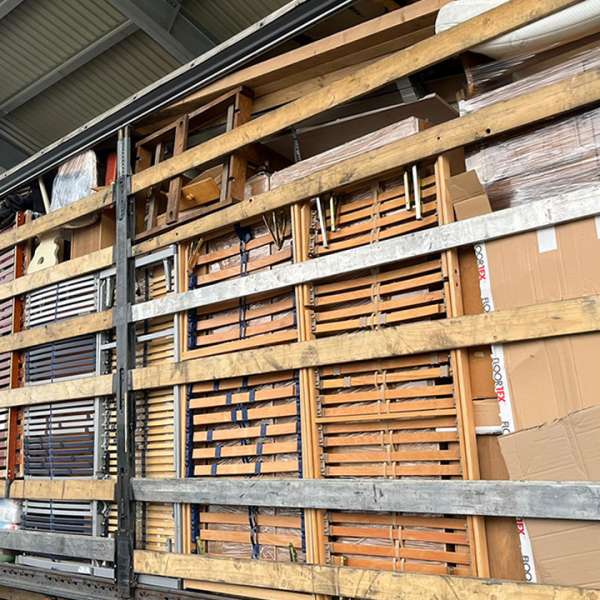 25 de tone deşeuri constând în piese de mobilier, încălțăminte și obiecte de uz casnic, oprite la Borș II