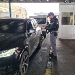 Autoturism radiat din circulaţie, descoperit în trafic