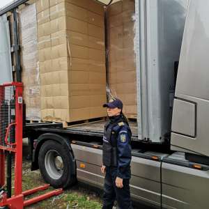 Tir plin cu ţigări de contrabandă, depistat de poliţiştii de frontieră
