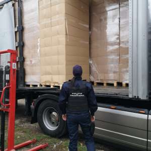 Tir plin cu ţigări de contrabandă, depistat de poliţiştii de frontieră