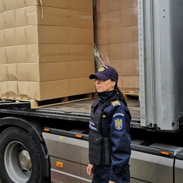 Tir plin cu ţigări de contrabandă, depistat de poliţiştii de frontieră