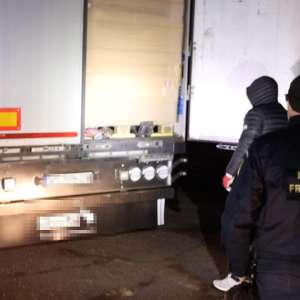 Tir plin cu ţigări de contrabandă, depistat de poliţiştii de frontieră
