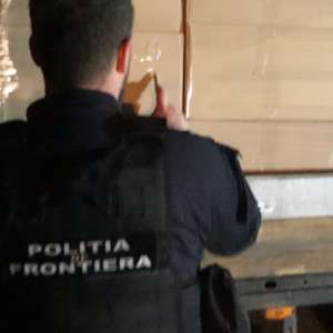Tir plin cu ţigări de contrabandă, depistat de poliţiştii de frontieră