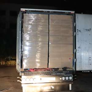 Tir plin cu ţigări de contrabandă, depistat de poliţiştii de frontieră