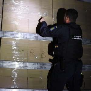 UPDATE: Bărbat cu dublă cetăţenie, cercetat în stare de arest preventiv pentru transportul unui camion plin cu ţigări de contrabandă