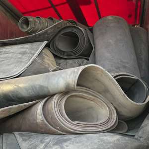 Peste 22 de tone deşeuri constând în benzi de cauciuc, oprite la Borș II