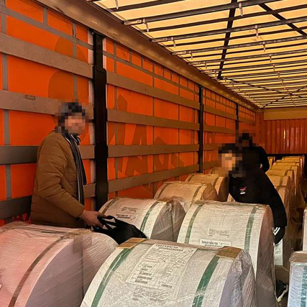 Cincisprezece cetăţeni străini ascunși în două TIR-uri, depistați de polițiștii de frontieră de la Nădlac II
