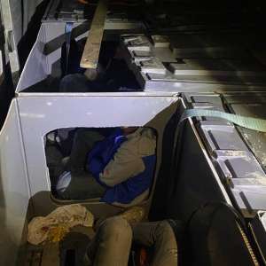 Migranţi găsiţi ascunşi în cutiile de plastic transportate de un vehicul în Franţa