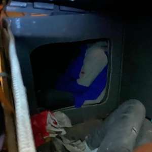 Migranţi găsiţi ascunşi în cutiile de plastic transportate de un vehicul în Franţa