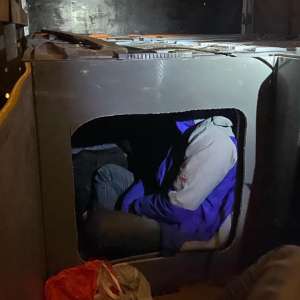 Migranţi găsiţi ascunşi în cutiile de plastic transportate de un vehicul în Franţa