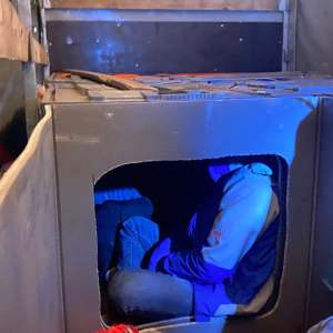 Migranţi găsiţi ascunşi în cutiile de plastic transportate de un vehicul în Franţa